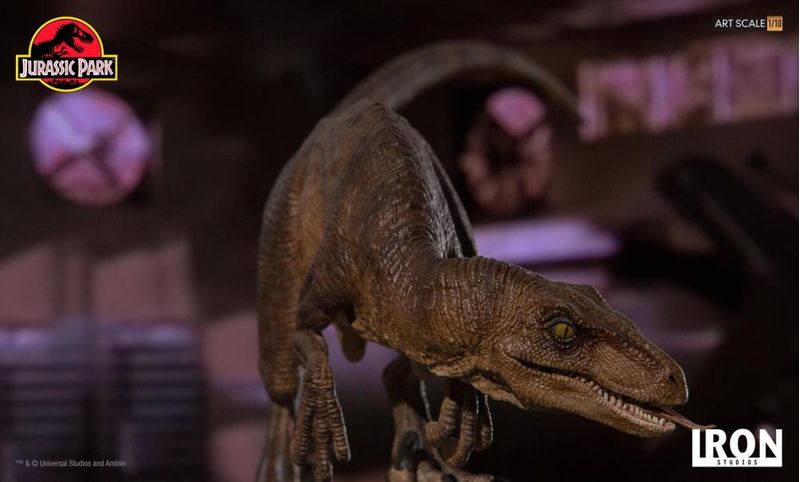 Jurassic-Park---Velociraptor-Crouching----Art-Scale-1-10